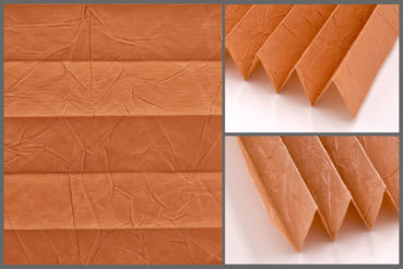 Tkanina Crush Pearl 5618 w kolorze ciemnopomarańczowym o elegancko pomarszczonej fakturze, przepuszczająca światło	