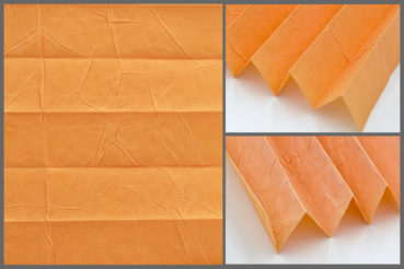 Tkanina Crush Pearl 6433 w kolorze jasnopomarańczowym o elegancko pomarszczonej fakturze, przepuszczająca światło	