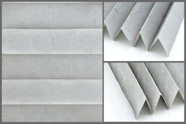 Tkanina Crush Pearl 7004 w kolorze popielatym o elegancko pomarszczonej fakturze, przepuszczająca światło	