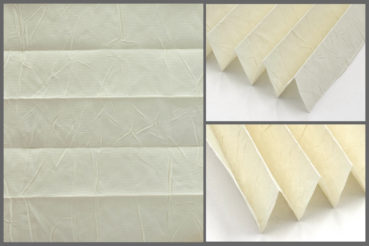 Tkanina Crush Pearl 7013 w kolorze białym o elegancko pomarszczonej fakturze, przepuszczająca światło	