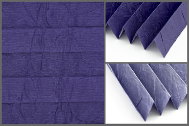 Tkanina Crush Pearl 7079 w kolorze granatowym o elegancko pomarszczonej fakturze, przepuszczająca światło	