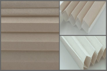 Tkanina plisowana Disco 8152 w kolorze jasnobeżowym – materiał do zasłon okiennych o strukturze plastra miodu.