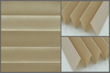 Tkanina plisowana Metallic 7354 z zaciemniającą strukturą w kolorze piaskowym i srebrzystym tyłem odbijającym promienie słoneczne	