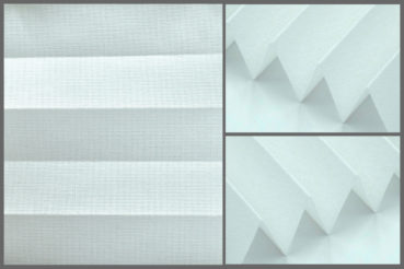 Tkanina plisowana Opera 10230 o subtelnej fakturze przepuszczającej światło w kolorze białym.	