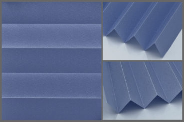 Tkanina plisowana Presto Pearl P218 o subtelnie zaciemniającej strukturze, zachowująca jasność we wnętrzu w kolorze niebieskim