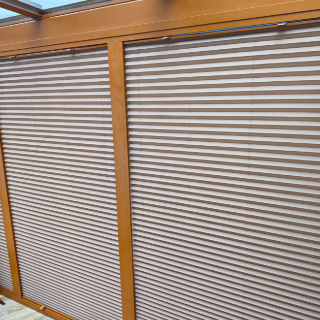 Plisy okienne zamontowane na oknach – realizacja firmy Wojar.