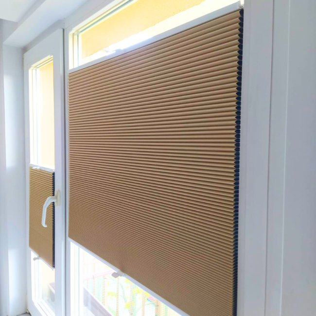 Plisy okienne zamontowane na oknach – realizacja firmy Wojar.