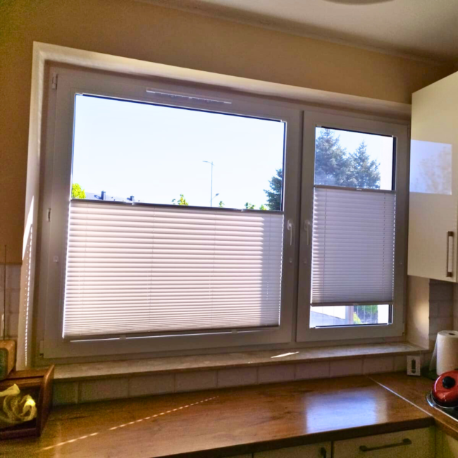 Plisy okienne zamontowane na oknach – realizacja firmy Wojar.