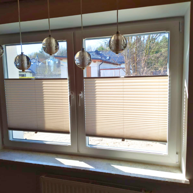 Plisy okienne zamontowane na oknach – realizacja firmy Wojar.