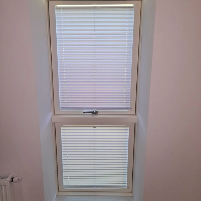 Plisy okienne zamontowane na oknach – realizacja firmy Wojar.