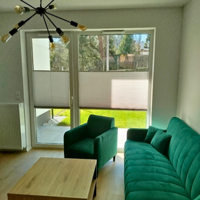 Plisy okienne zamontowane na oknach – realizacja firmy Wojar.