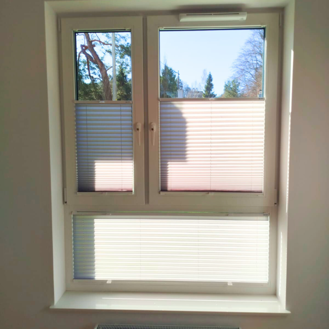 Plisy okienne zamontowane na oknach – realizacja firmy Wojar.