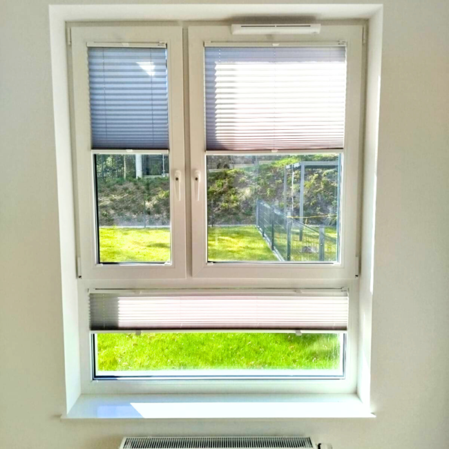 Plisy okienne zamontowane na oknach – realizacja firmy Wojar.