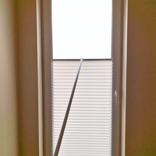 Plisy okienne zamontowane na oknach – realizacja firmy Wojar.