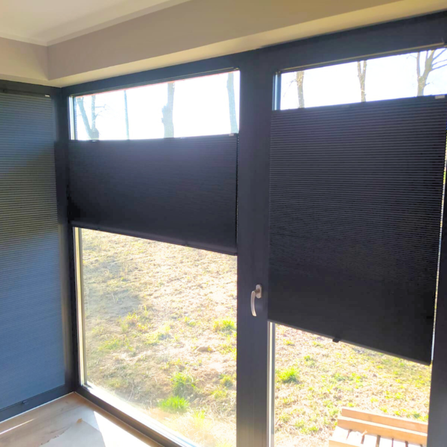 Plisy okienne zamontowane na oknach – realizacja firmy Wojar.