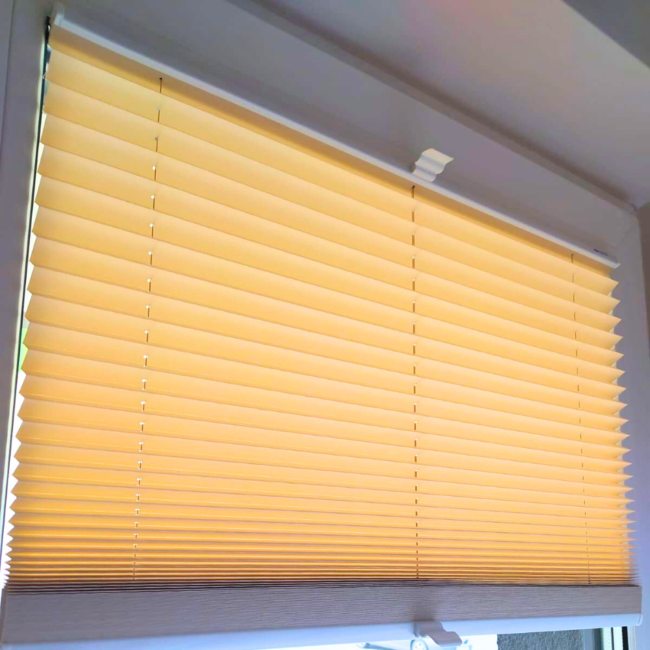 Plisy okienne zamontowane na oknach – realizacja firmy Wojar.