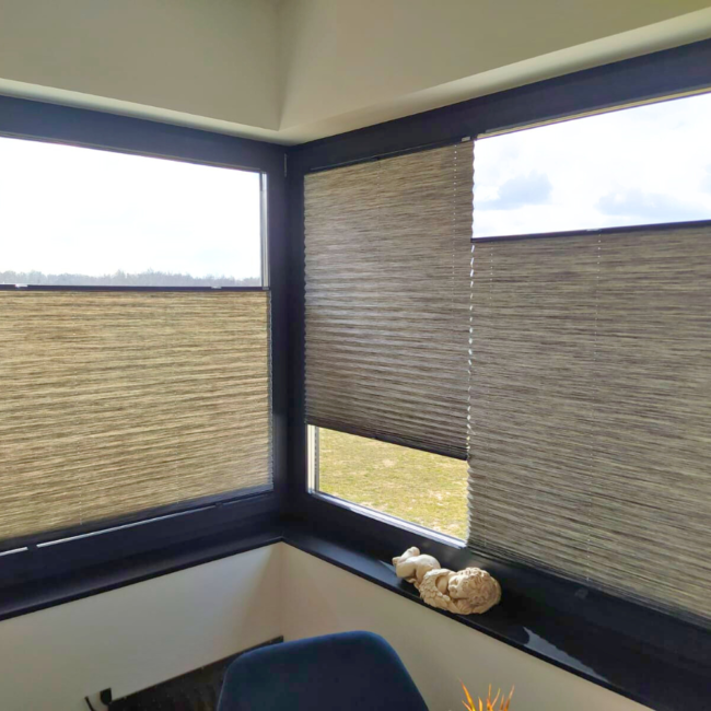 Plisy okienne zamontowane na oknach – realizacja firmy Wojar.