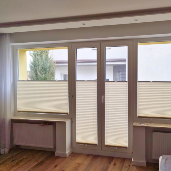 Plisy okienne zamontowane na oknach – realizacja firmy Wojar.