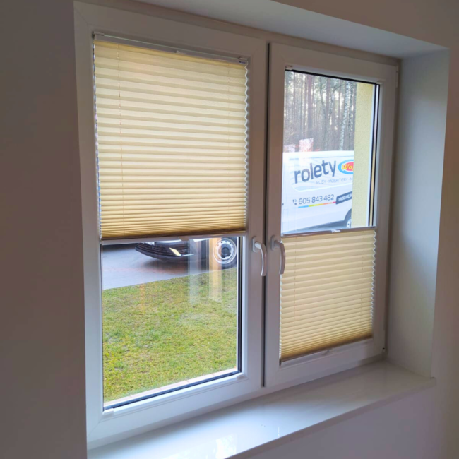 Plisy okienne zamontowane na oknach – realizacja firmy Wojar.