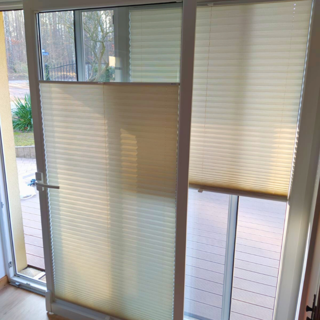 Plisy okienne zamontowane na oknach – realizacja firmy Wojar.