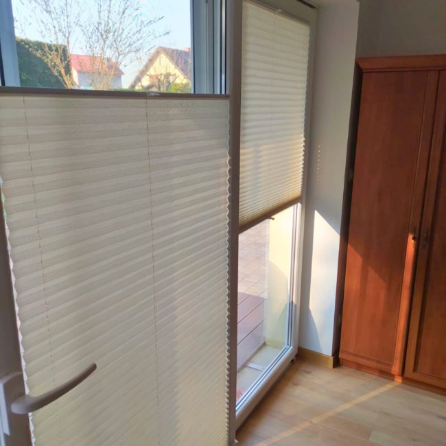 Plisy okienne zamontowane na oknach – realizacja firmy Wojar.