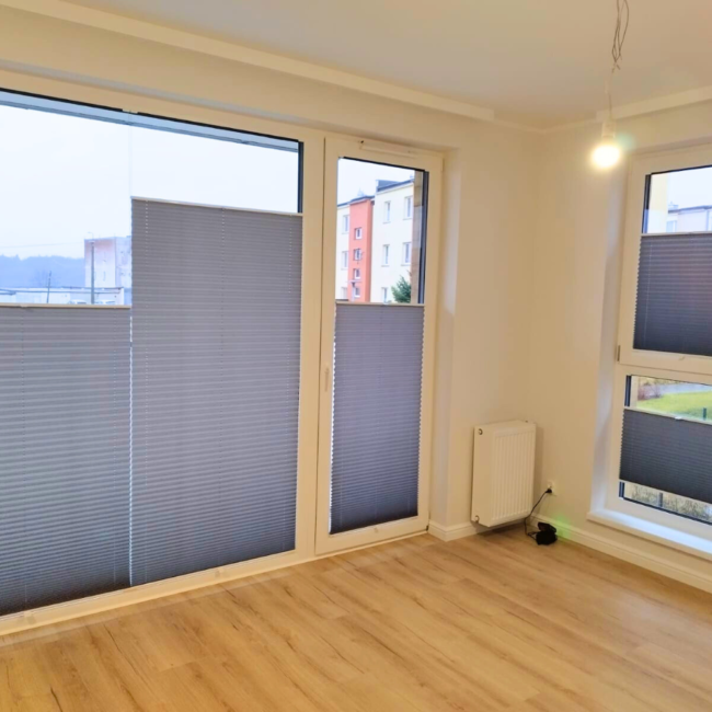 Plisy okienne zamontowane na oknach – realizacja firmy Wojar.