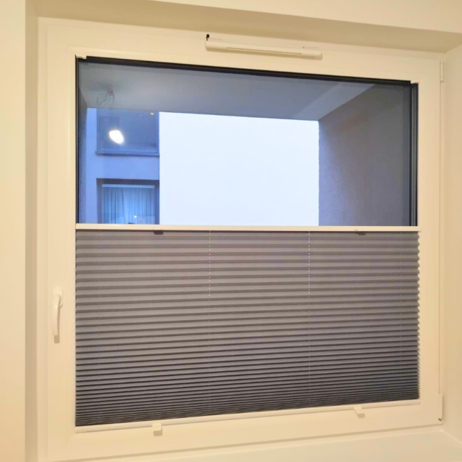 Plisy okienne zamontowane na oknach – realizacja firmy Wojar.