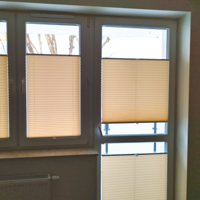 Plisy okienne zamontowane na oknach – realizacja firmy Wojar.