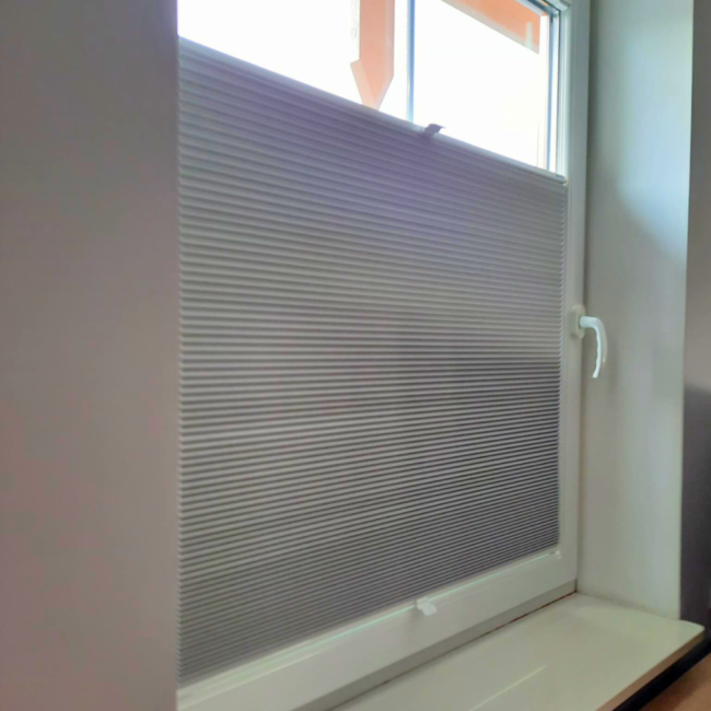 Plisy okienne zamontowane na oknach – realizacja firmy Wojar.