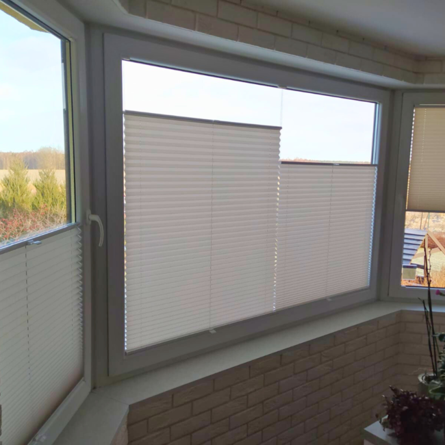 Plisy okienne zamontowane na oknach – realizacja firmy Wojar.