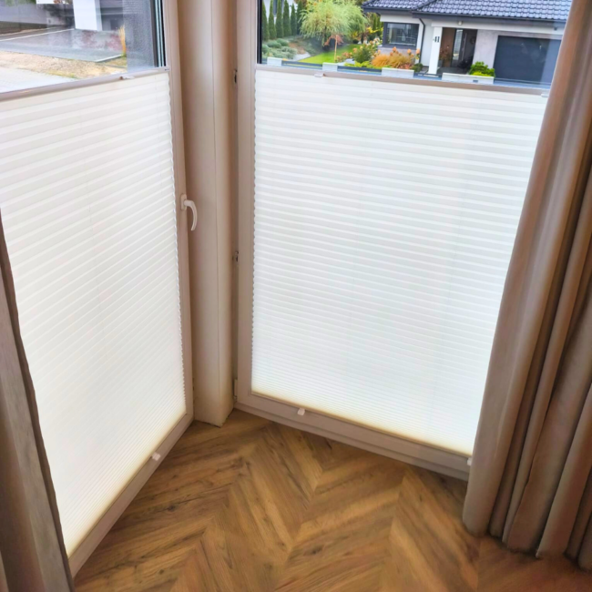 Plisy okienne zamontowane na oknach – realizacja firmy Wojar.