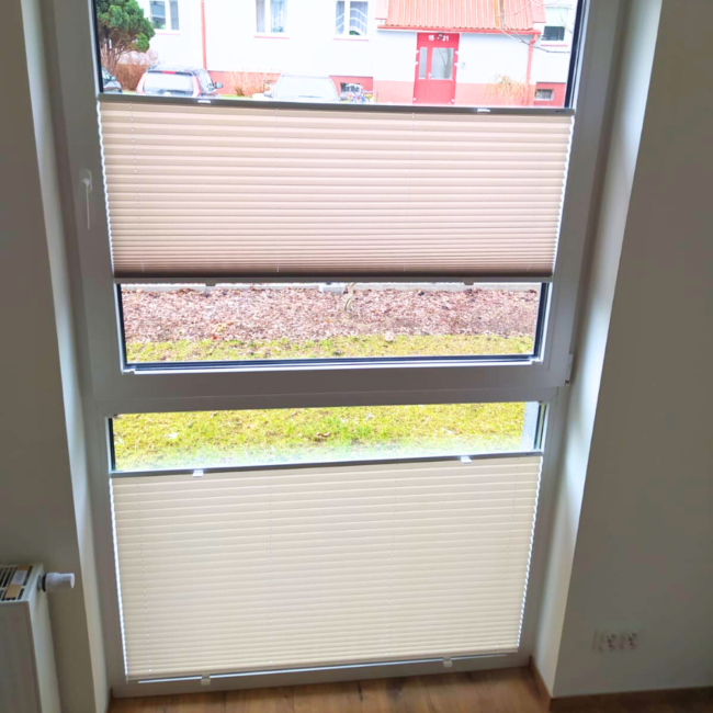 Plisy okienne zamontowane na oknach – realizacja firmy Wojar.