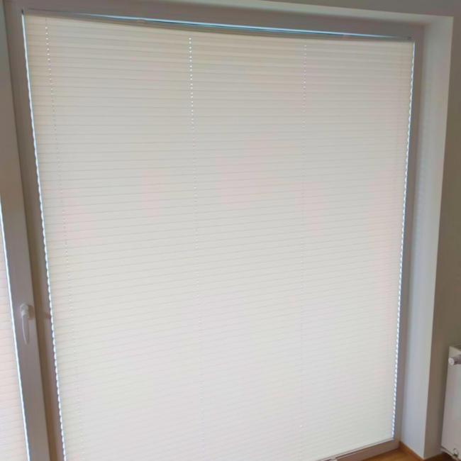 Plisy okienne zamontowane na oknach – realizacja firmy Wojar.