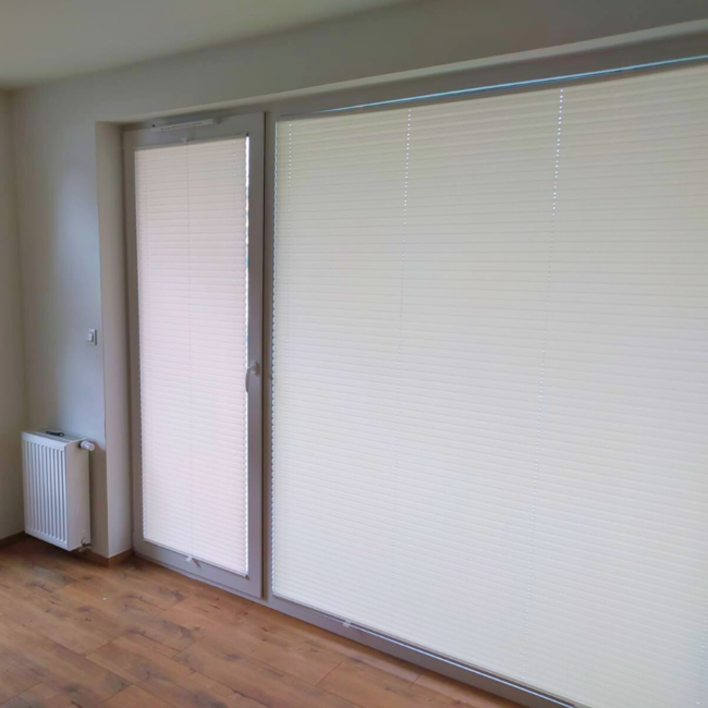 Plisy okienne zamontowane na oknach – realizacja firmy Wojar.