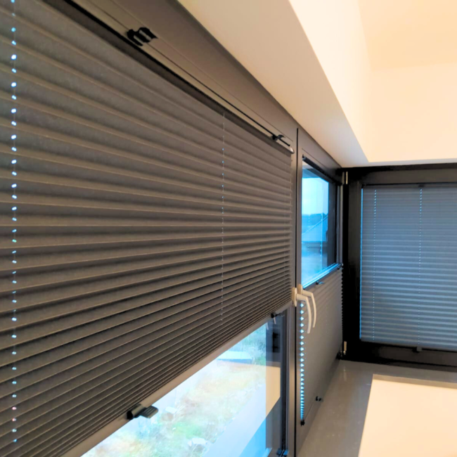 Plisy okienne zamontowane na oknach – realizacja firmy Wojar.