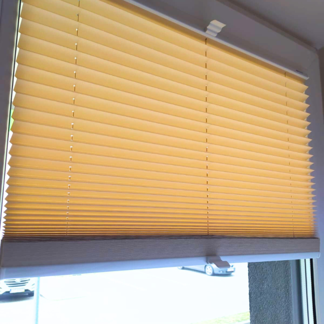 Plisy okienne zamontowane na oknach – realizacja firmy Wojar.