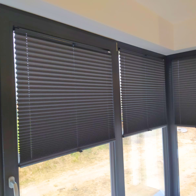 Plisy okienne zamontowane na oknach – realizacja firmy Wojar.