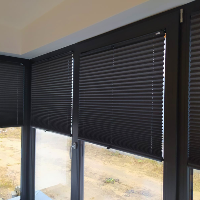 Plisy okienne zamontowane na oknach – realizacja firmy Wojar.