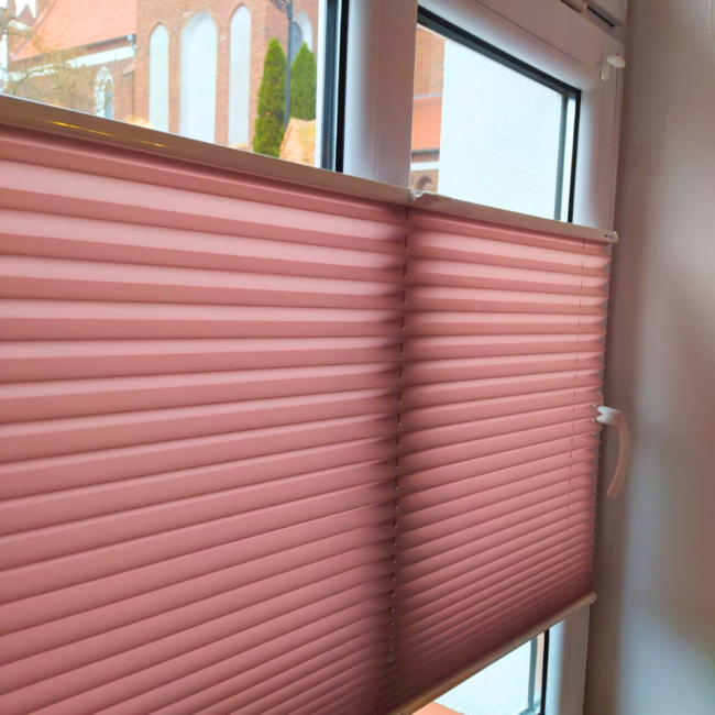 Plisy okienne zamontowane na oknach – realizacja firmy Wojar.