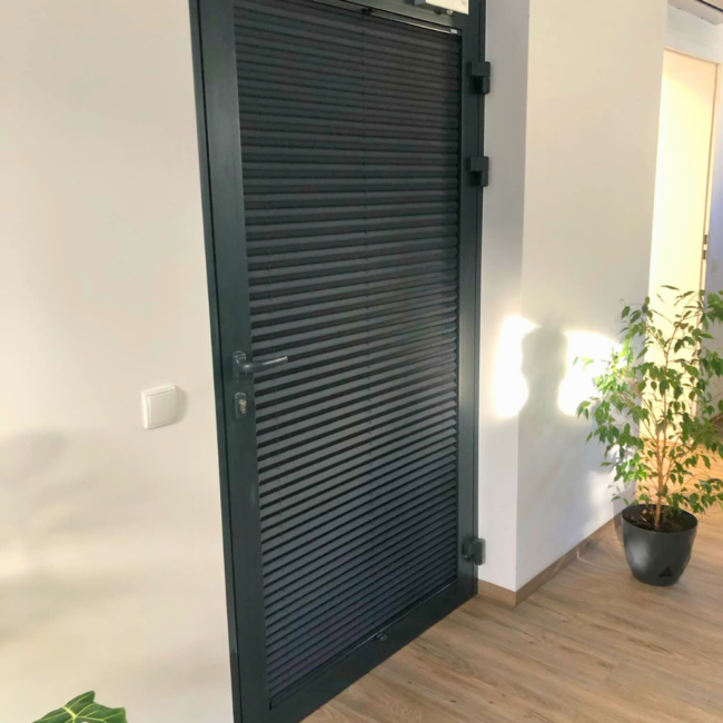 Plisy okienne zamontowane na oknach – realizacja firmy Wojar.