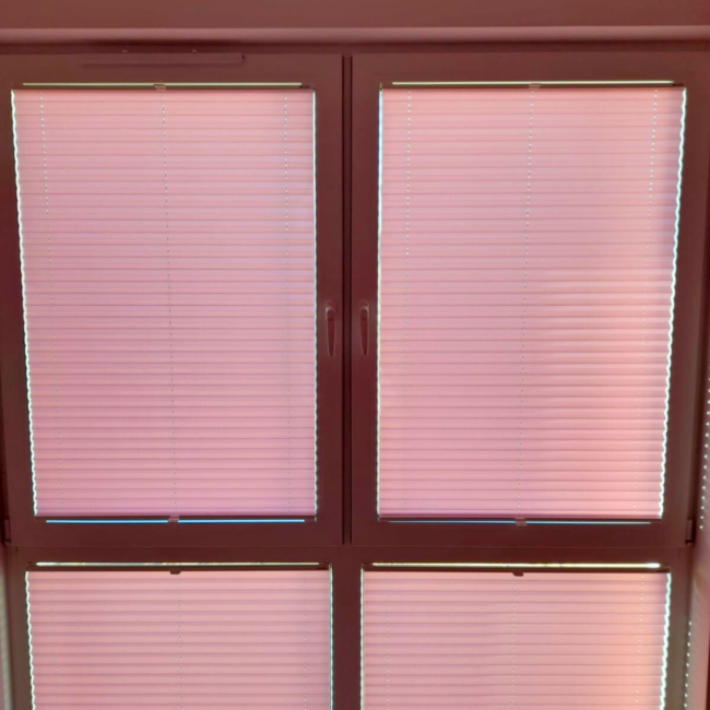 Plisy okienne zamontowane na oknach – realizacja firmy Wojar.