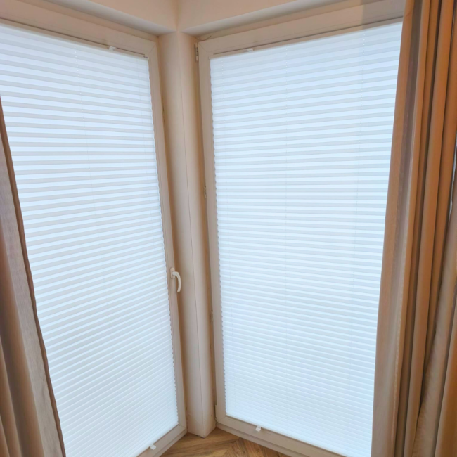 Plisy okienne zamontowane na oknach – realizacja firmy Wojar.