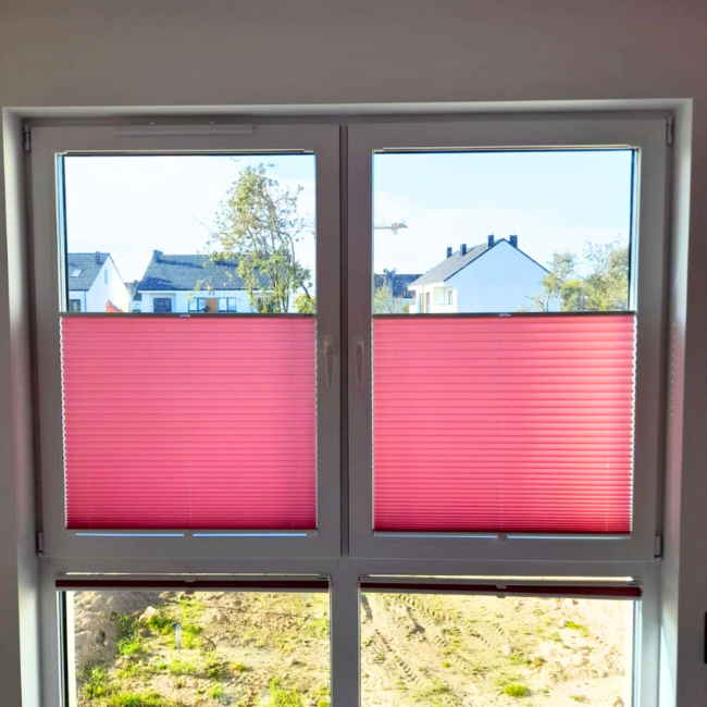 Plisy okienne zamontowane na oknach – realizacja firmy Wojar.