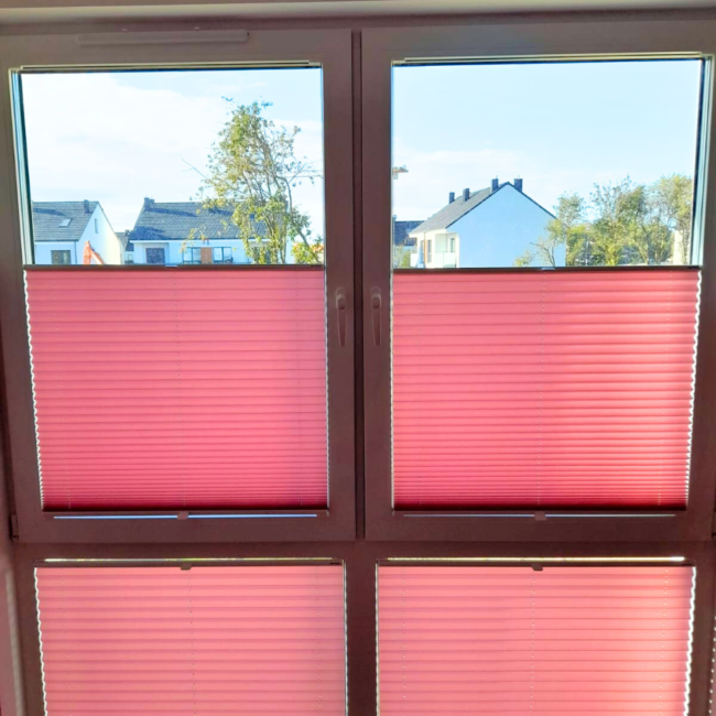 Plisy okienne zamontowane na oknach – realizacja firmy Wojar.