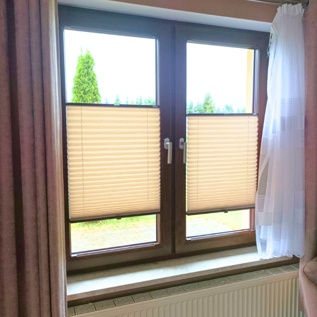 Plisy okienne zamontowane na oknach – realizacja firmy Wojar.