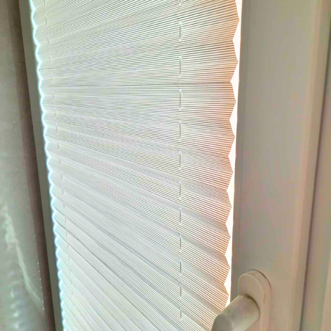 Plisy okienne zamontowane na oknach – realizacja firmy Wojar.