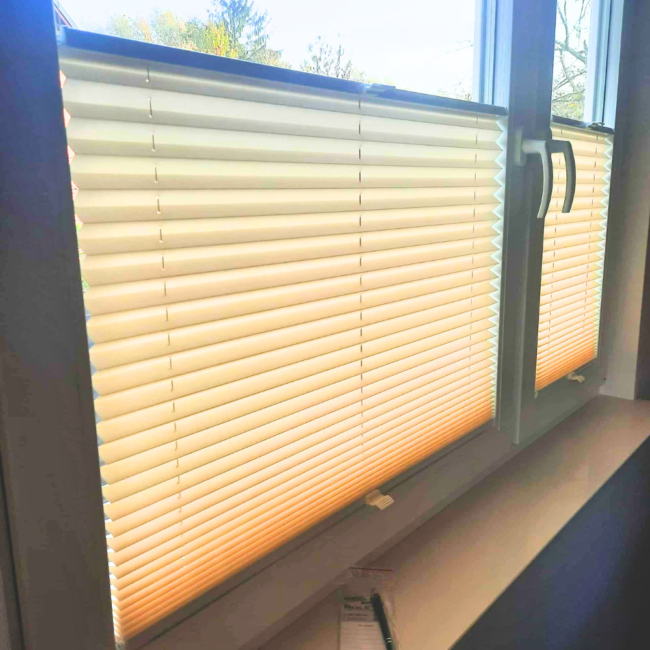 Plisy okienne zamontowane na oknach – realizacja firmy Wojar.