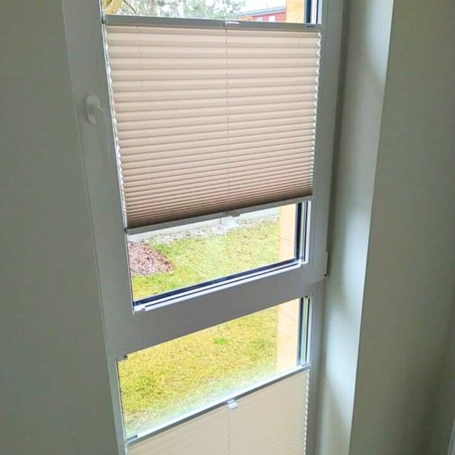 Plisy okienne zamontowane na oknach – realizacja firmy Wojar.