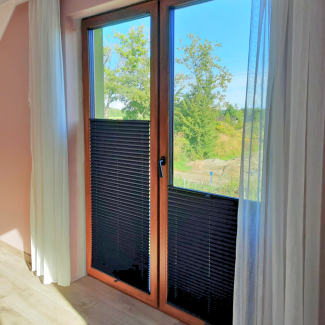 Plisy okienne zamontowane na oknach – realizacja firmy Wojar.