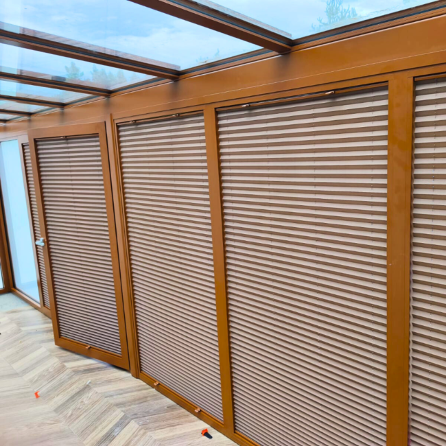 Plisy okienne zamontowane na oknach – realizacja firmy Wojar.